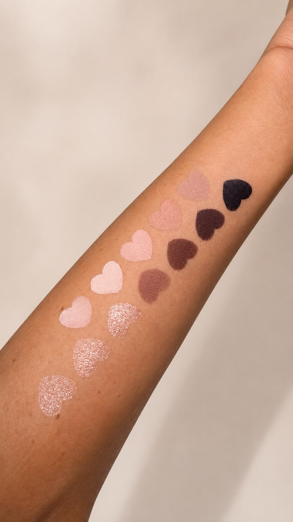 Swatche palety cieni Soft Nudes